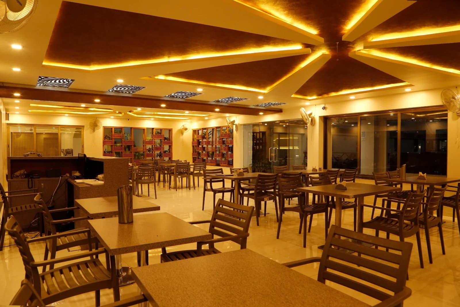 Hotel & Restaurant